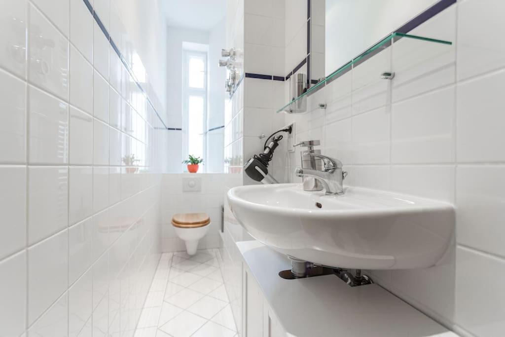 Zentrale Altbauwohnung Im Helmholtzkiez Берлин Экстерьер фото